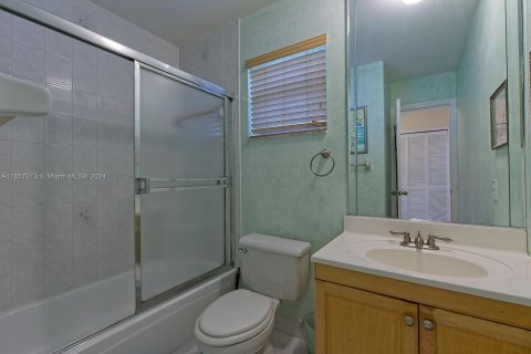 House in Miami, Florida 3 bedrooms, 151.8 sq.m. № 1365768 - photo 17