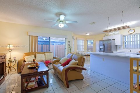 House in Miami, Florida 3 bedrooms, 151.8 sq.m. № 1365768 - photo 8