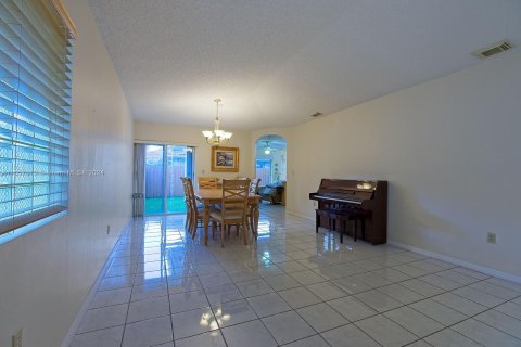 Casa en venta en Miami, Florida, 3 dormitorios, 151.8 m2 № 1365768 - foto 4