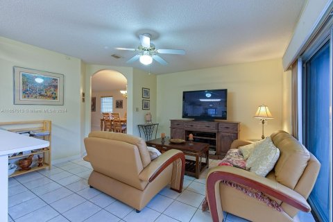 Casa en venta en Miami, Florida, 3 dormitorios, 151.8 m2 № 1365768 - foto 10