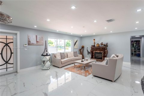 House in Miami, Florida 5 bedrooms, 344.95 sq.m. № 1369149 - photo 4