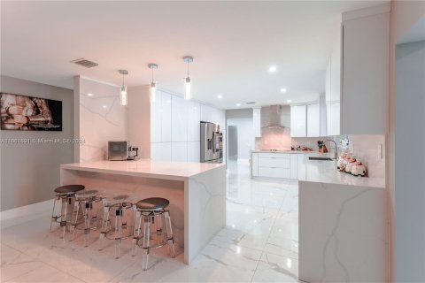 Casa en venta en Miami, Florida, 5 dormitorios, 344.95 m2 № 1369149 - foto 12