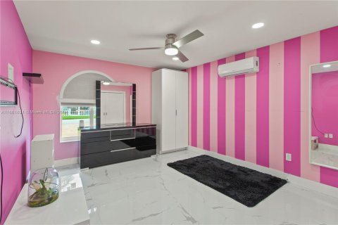 House in Miami, Florida 5 bedrooms, 344.95 sq.m. № 1369149 - photo 26