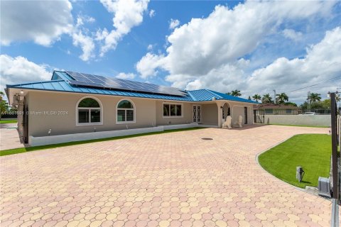 Villa ou maison à vendre à Miami, Floride: 5 chambres, 344.95 m2 № 1369149 - photo 1