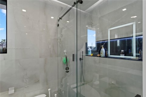 Casa en venta en Miami, Florida, 5 dormitorios, 344.95 m2 № 1369149 - foto 27