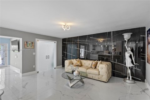 Casa en venta en Miami, Florida, 5 dormitorios, 344.95 m2 № 1369149 - foto 13