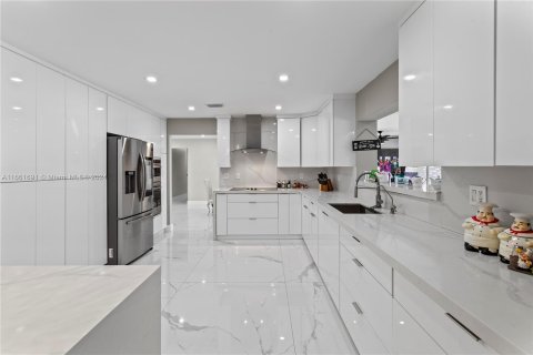 Casa en venta en Miami, Florida, 5 dormitorios, 344.95 m2 № 1369149 - foto 9