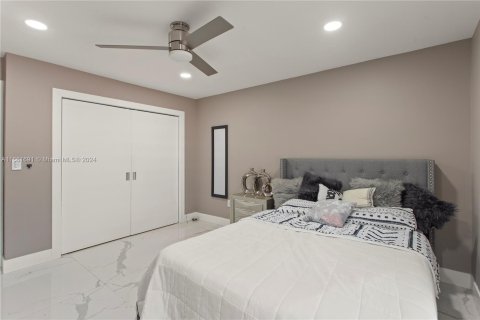 House in Miami, Florida 5 bedrooms, 344.95 sq.m. № 1369149 - photo 22