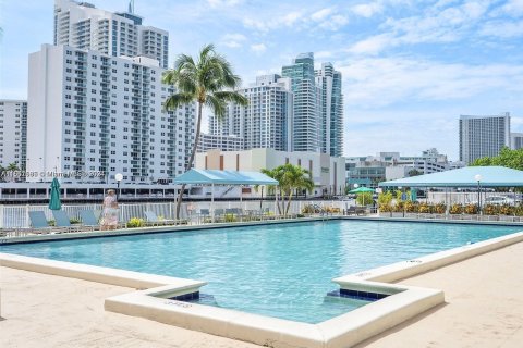 Condominio en alquiler en Hallandale Beach, Florida, 2 dormitorios, 99.87 m2 № 1369147 - foto 2