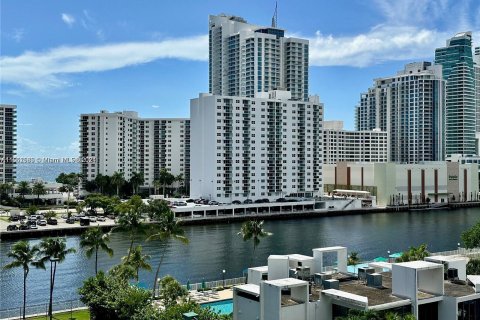 Condominio en alquiler en Hallandale Beach, Florida, 2 dormitorios, 99.87 m2 № 1369147 - foto 1