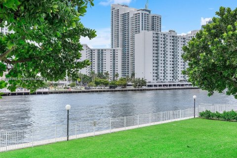 Condominio en alquiler en Hallandale Beach, Florida, 2 dormitorios, 99.87 m2 № 1369147 - foto 4