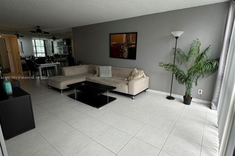 Copropriété à louer à Hallandale Beach, Floride: 2 chambres, 99.87 m2 № 1369147 - photo 10