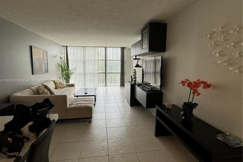 Copropriété à louer à Hallandale Beach, Floride: 2 chambres, 99.87 m2 № 1369147 - photo 9