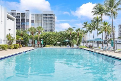 Condominio en alquiler en Hallandale Beach, Florida, 2 dormitorios, 99.87 m2 № 1369147 - foto 3