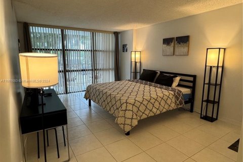 Copropriété à louer à Hallandale Beach, Floride: 2 chambres, 99.87 m2 № 1369147 - photo 12