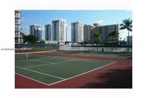 Condo in Hallandale Beach, Florida, 2 bedrooms  № 1369147 - photo 18