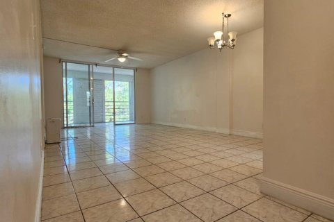 Condo in Lauderdale Lakes, Florida, 2 bedrooms  № 1178543 - photo 8