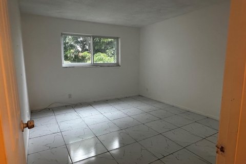 Condo in Palm Springs, Florida, 1 bedroom  № 1228592 - photo 3