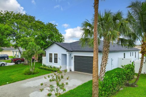 House in Jupiter, Florida 4 bedrooms, 198.9 sq.m. № 1228594 - photo 14