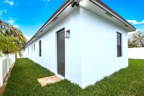 House in Jupiter, Florida 4 bedrooms, 198.9 sq.m. № 1228594 - photo 2