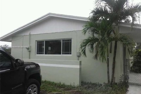 Купить виллу или дом в Майами-Гарденс, Флорида 3 спальни, № 944387 - фото 1