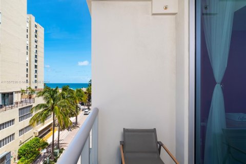 Condominio en venta en Hollywood, Florida, 1 dormitorio, 64.94 m2 № 1080919 - foto 2