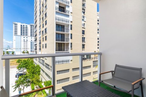 Condo in Hollywood, Florida, 1 bedroom  № 1080919 - photo 1