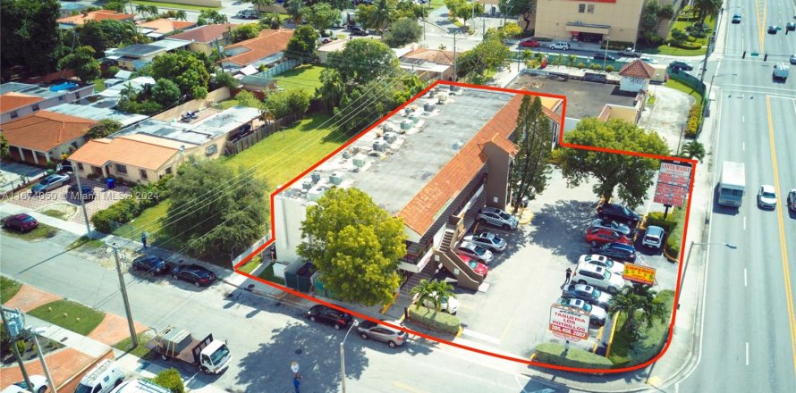 Commercial property in Miami, Florida № 1397451