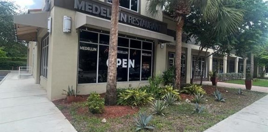 Shop in Coral Springs, Florida № 1231534