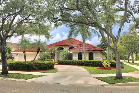 House in Weston, Florida 5 bedrooms, 262.17 sq.m. № 1362769 - photo 1