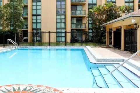 Condo in Miami, Florida, 2 bedrooms  № 1364263 - photo 1