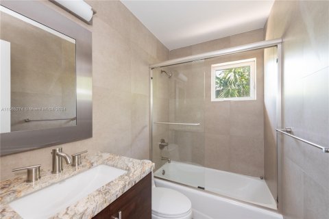 Townhouse in Coral Gables, Florida 3 bedrooms, 167.78 sq.m. № 1101731 - photo 20