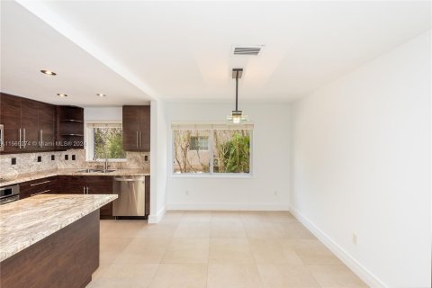 Townhouse in Coral Gables, Florida 3 bedrooms, 167.78 sq.m. № 1101731 - photo 6