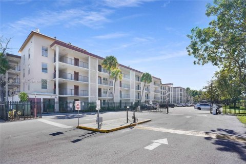 Condo in Lauderdale Lakes, Florida, 2 bedrooms  № 1380246 - photo 1