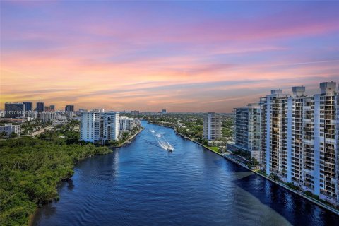 Condo in Fort Lauderdale, Florida, 3 bedrooms  № 1399939 - photo 22