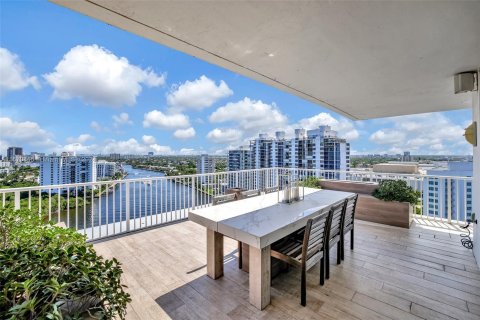 Condo in Fort Lauderdale, Florida, 3 bedrooms  № 1399939 - photo 17