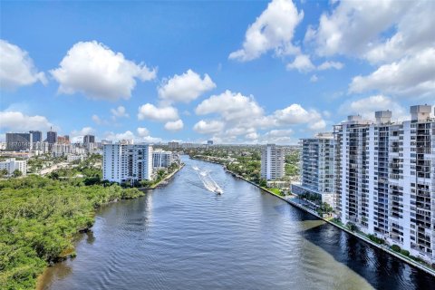 Condo in Fort Lauderdale, Florida, 3 bedrooms  № 1399939 - photo 21