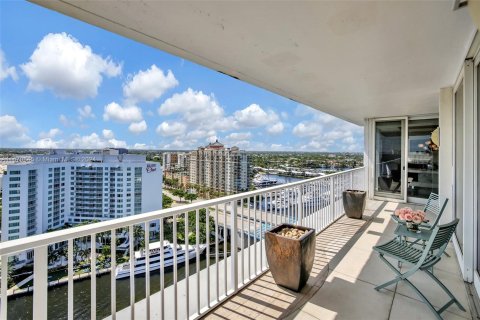 Condo in Fort Lauderdale, Florida, 3 bedrooms  № 1399939 - photo 25