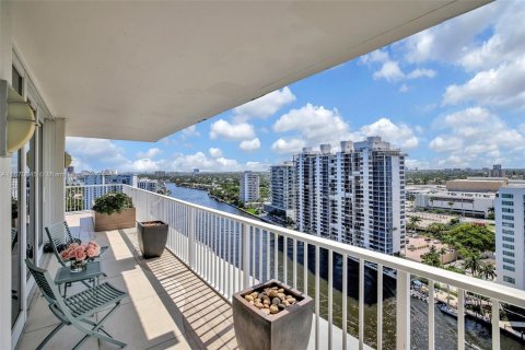 Condo in Fort Lauderdale, Florida, 3 bedrooms  № 1399939 - photo 24