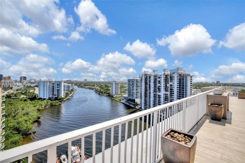 Condo in Fort Lauderdale, Florida, 3 bedrooms  № 1399939 - photo 20