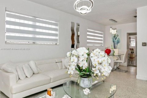 Casa en venta en Miami, Florida, 4 dormitorios, 193.98 m2 № 1399890 - foto 12