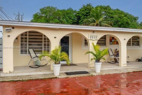 Casa en venta en Miami, Florida, 4 dormitorios, 193.98 m2 № 1399890 - foto 1