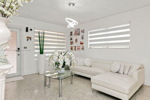 Casa en venta en Miami, Florida, 4 dormitorios, 193.98 m2 № 1399890 - foto 9