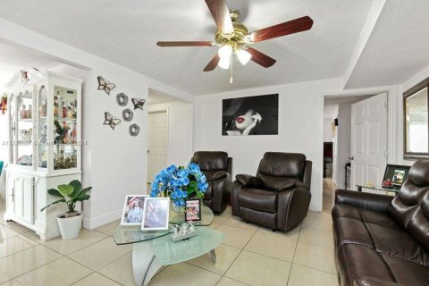 Casa en venta en Miami, Florida, 4 dormitorios, 193.98 m2 № 1399890 - foto 28