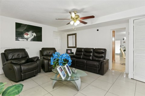 Casa en venta en Miami, Florida, 4 dormitorios, 193.98 m2 № 1399890 - foto 27