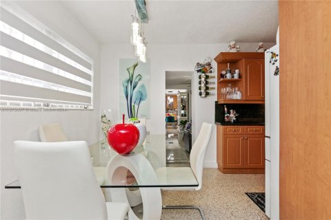 Casa en venta en Miami, Florida, 4 dormitorios, 193.98 m2 № 1399890 - foto 14