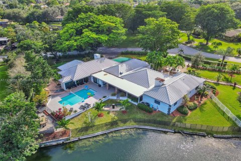 Villa ou maison à louer à Davie, Floride: 8 chambres, 360.18 m2 № 207944 - photo 1