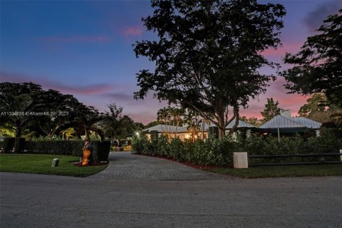 Villa ou maison à louer à Davie, Floride: 8 chambres, 360.18 m2 № 207944 - photo 12