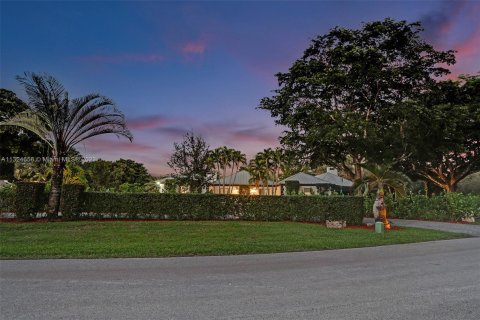 Villa ou maison à louer à Davie, Floride: 8 chambres, 360.18 m2 № 207944 - photo 11