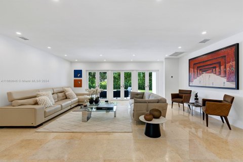 House in Coral Gables, Florida 4 bedrooms, 277.5 sq.m. № 1368992 - photo 19